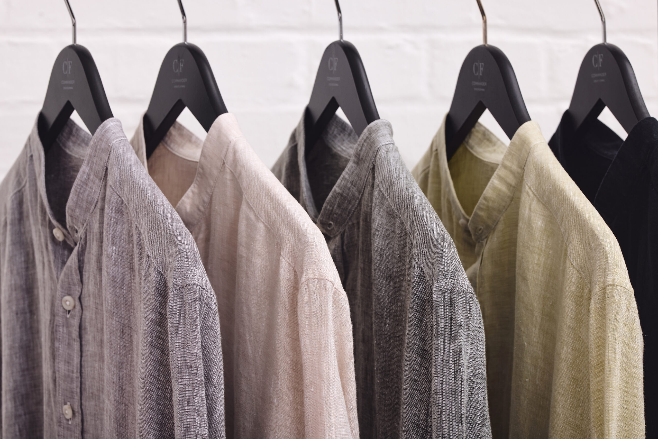 männliches Model trägt blaues Poloshirt