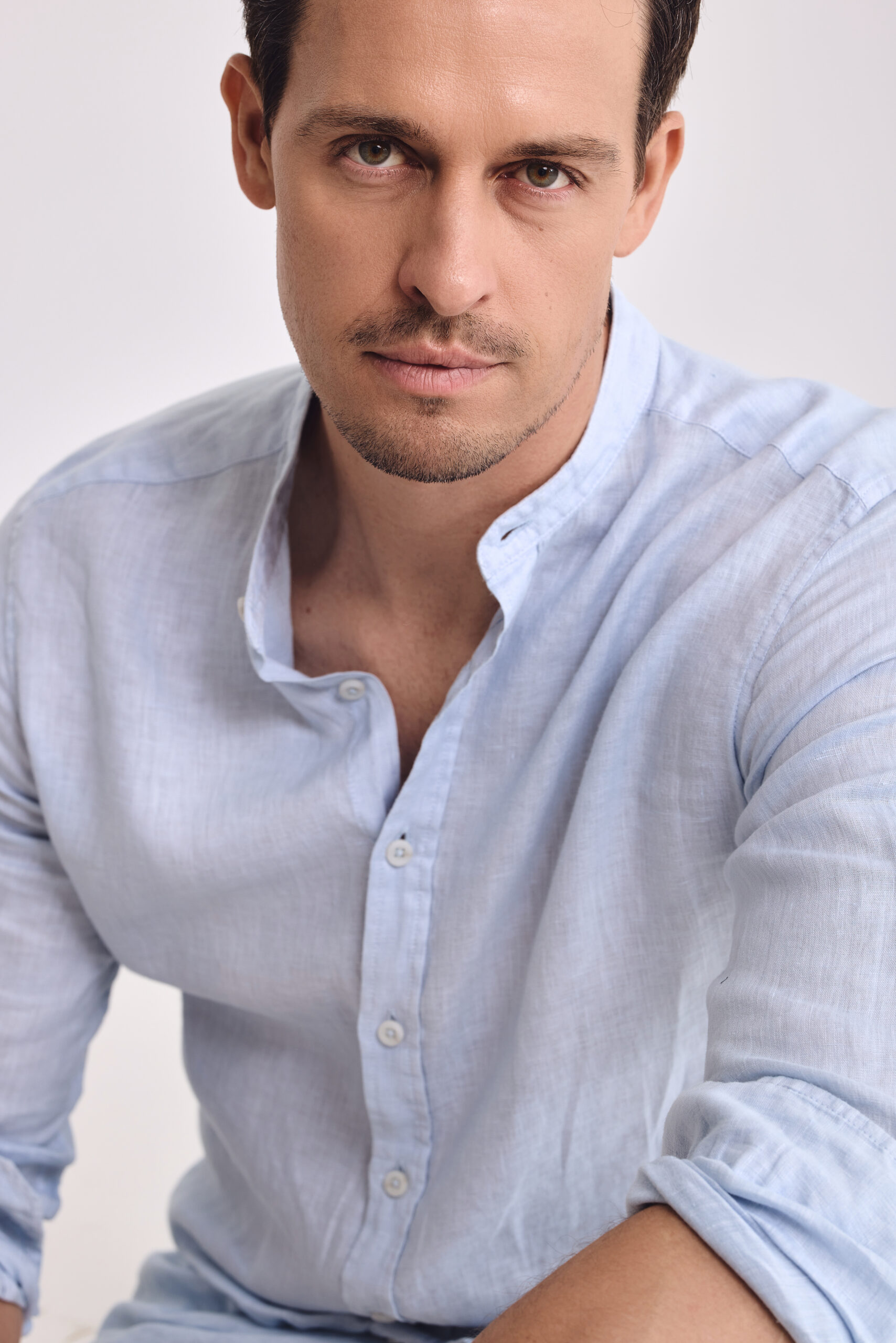 männliches Model trägt blaues Poloshirt