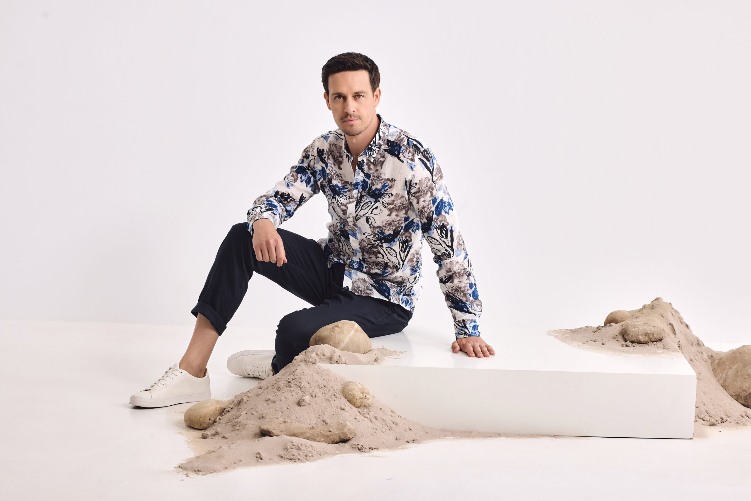 Basefield Men Model trägt Henleyshirt blau-weiß gestreift