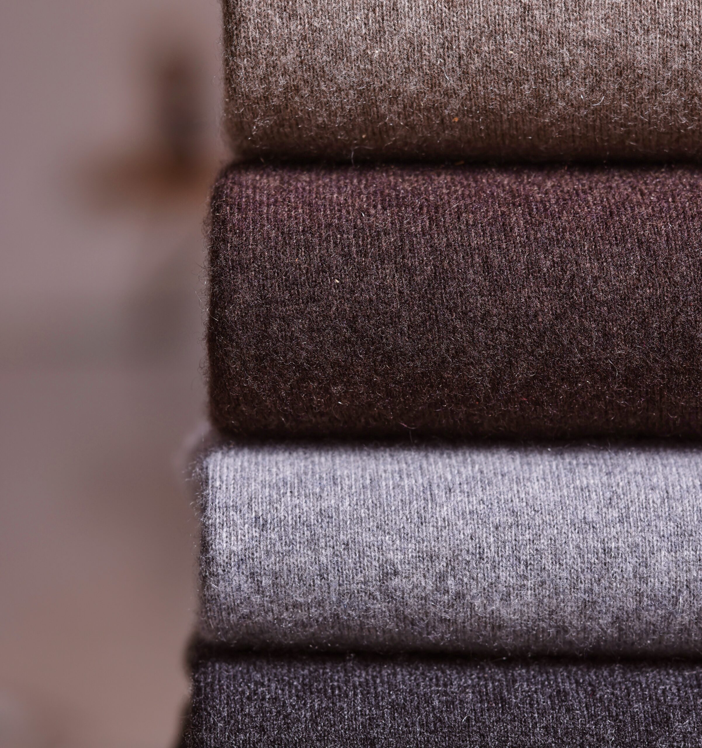 Luxuriöser Cashmere-Strick in edlen Natur- und Herbsttönen gestapelt – weich, wärmend und von höchster Qualität von Commander Finest Clothing