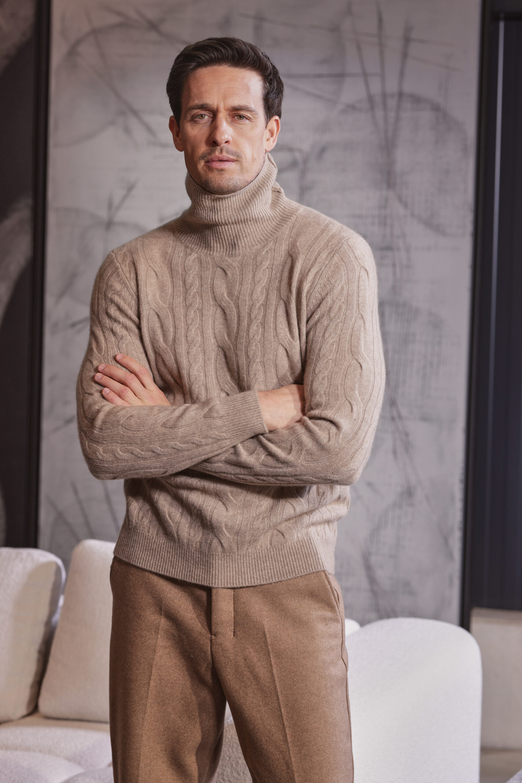 Hochwertiger Herren-Rollkragenpullover aus purem Cashmere in dezentem Beigeton ;smart, zeitlos und elegant von Commander Finest Clothing