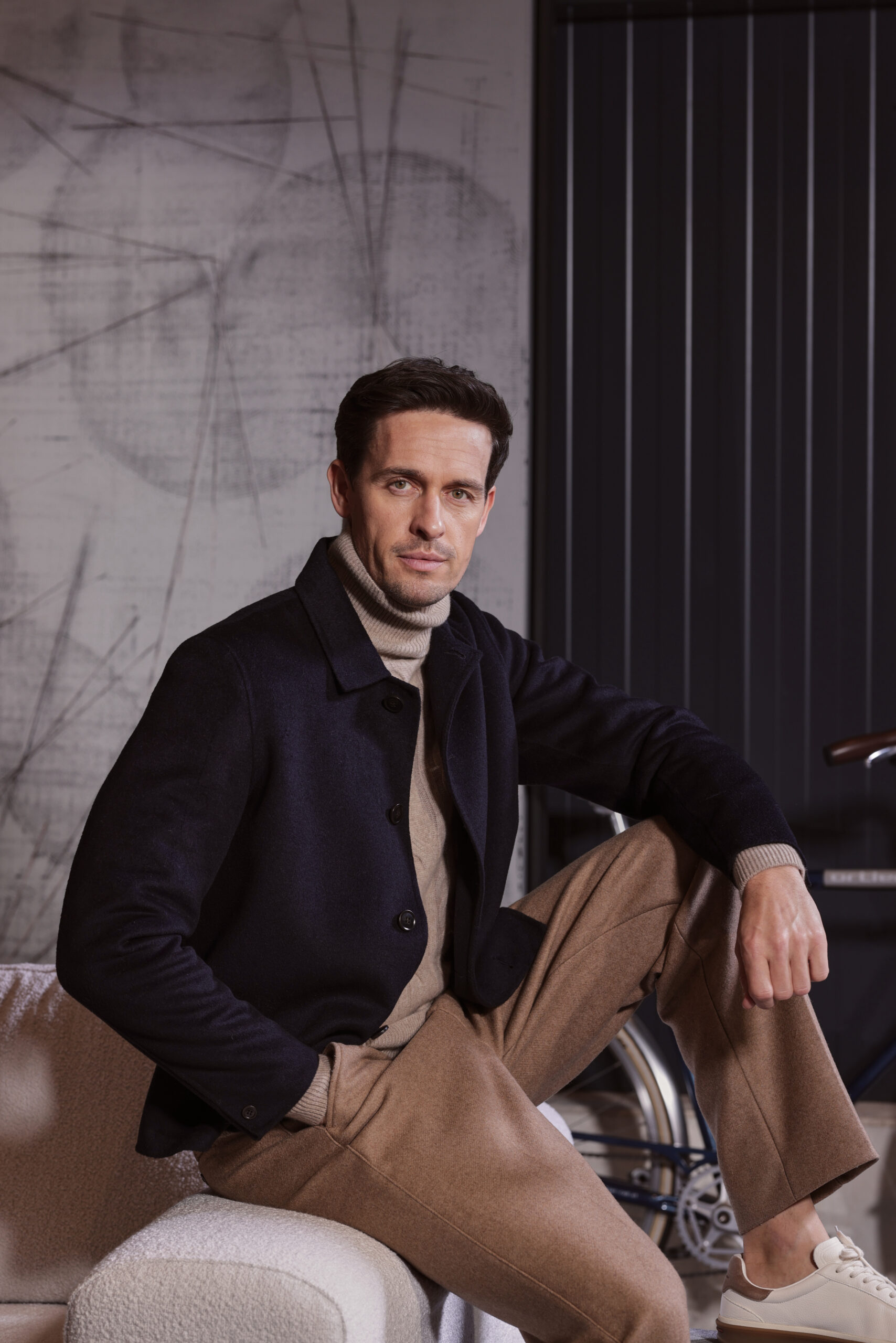 Hochwertige dunkle Wolljacke kombiniert mit einem beigen Rollkragenpullover für einen modernen, stilvollen Herren-Look von Commander Finest Clothing 