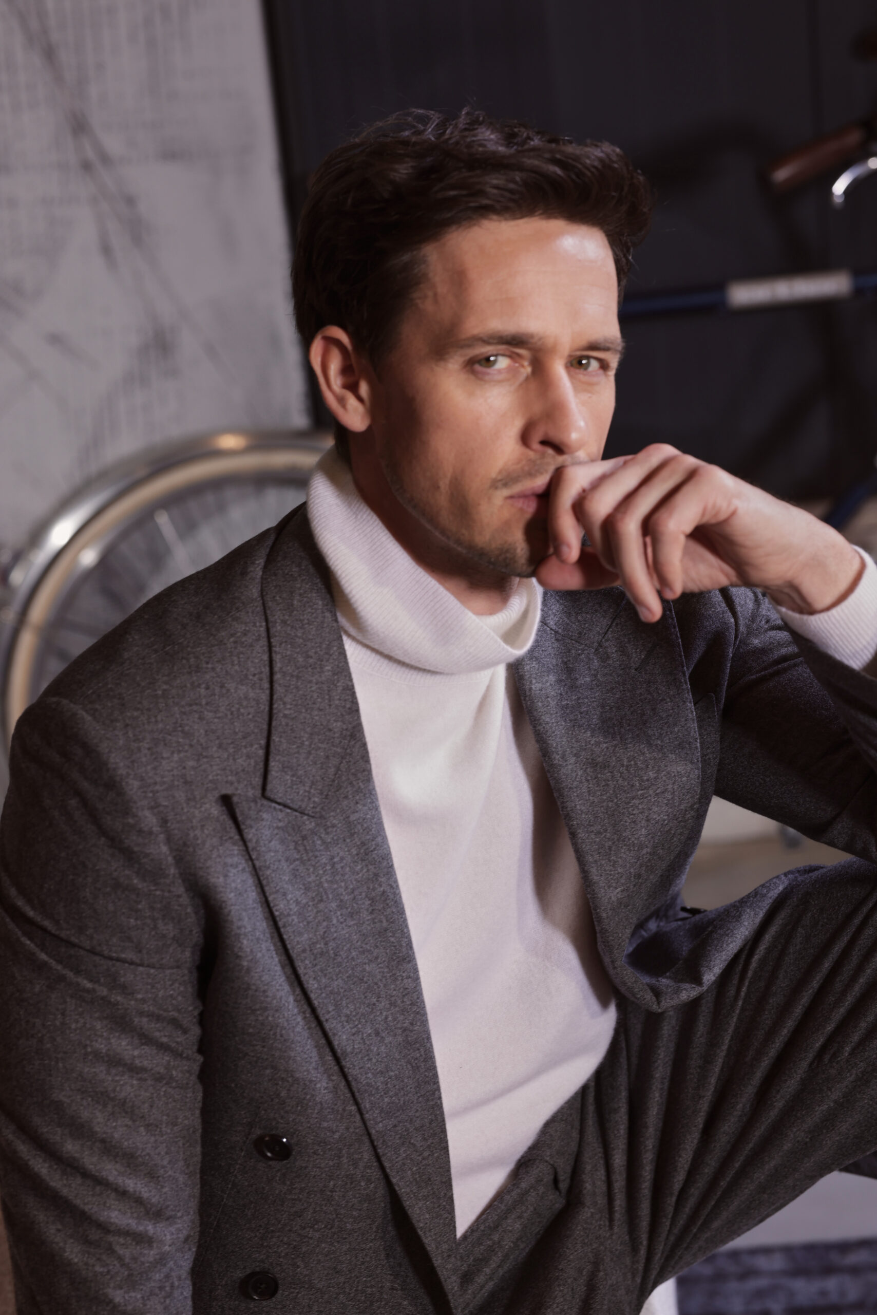 Stilvoller Herren-Look mit weißem Merino-Cashmere-Rollkragenpullover und elegantem grauen Anzug hochwertig, zeitlos und modern von Commander Finest Clothing