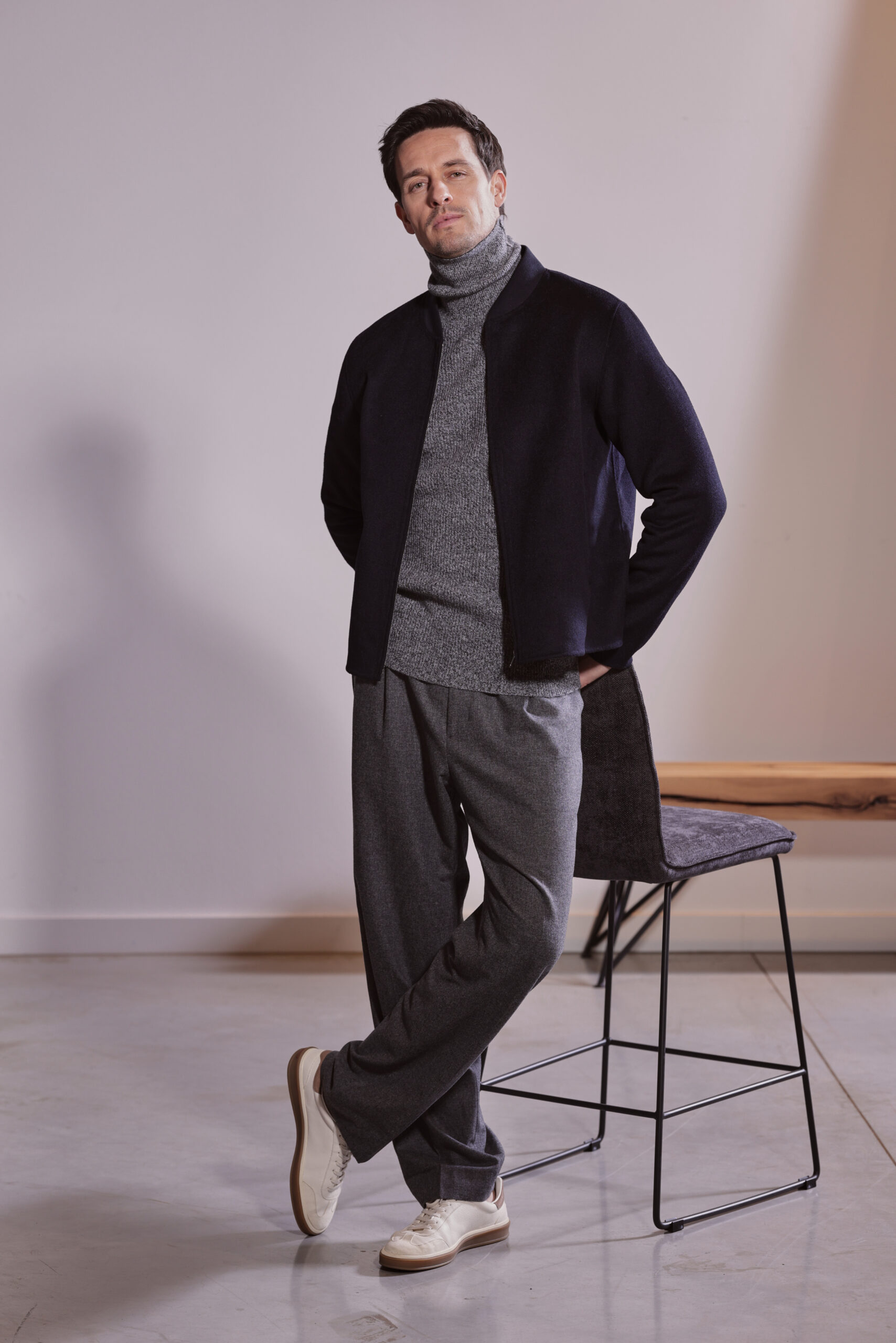 Stilvoller Herren-Layering-Look mit grauem Merino-Cashmere-Rollkragenpullover und eleganter Jacke - zeitlos, hochwertig und komfortabel von Commander Finest Clothing