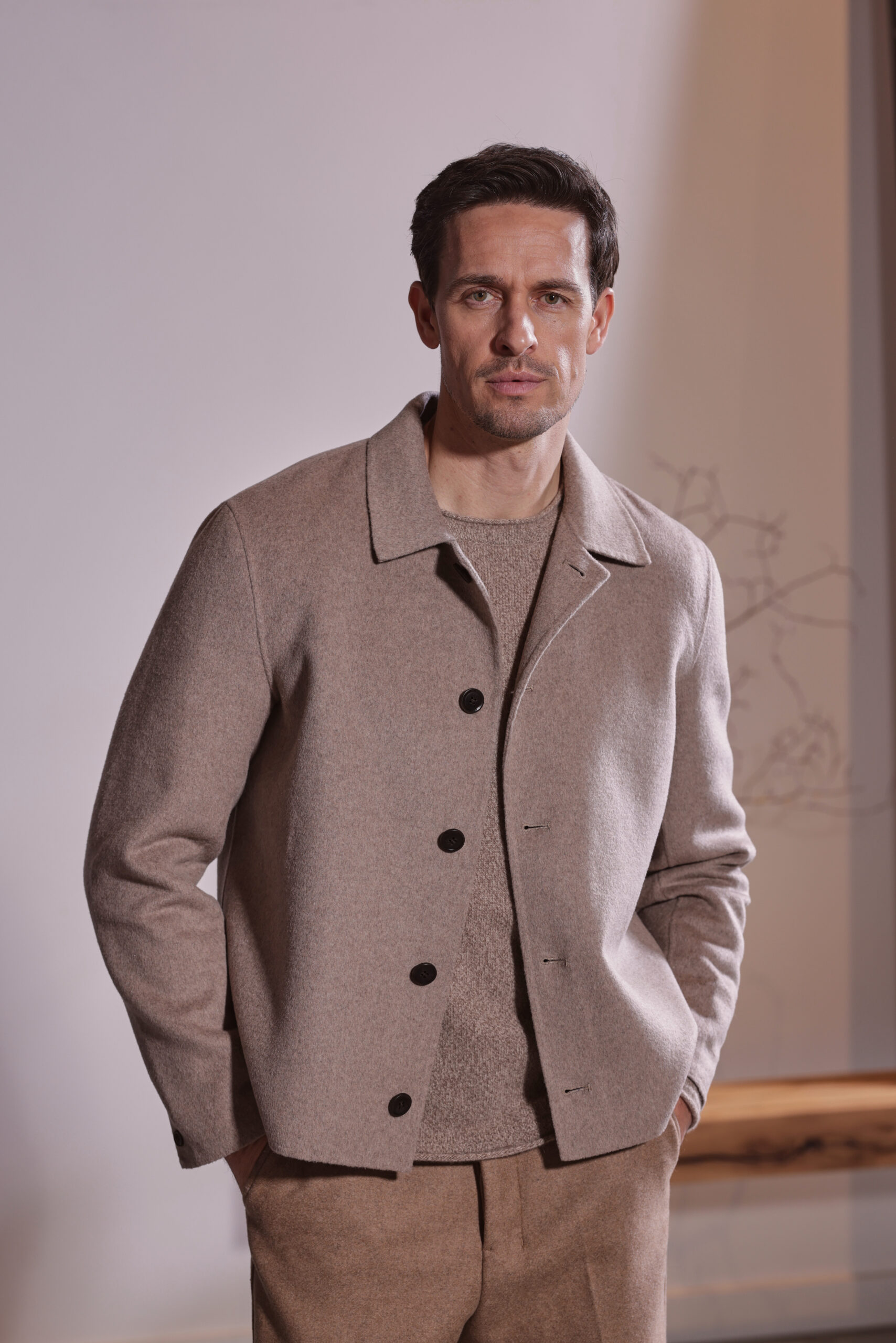 Hochwertige Herren-Wolljacke in dezentem Beigeton – zeitlos, elegant und perfekt für stilbewusste Männer; von Commander Finest Clothing