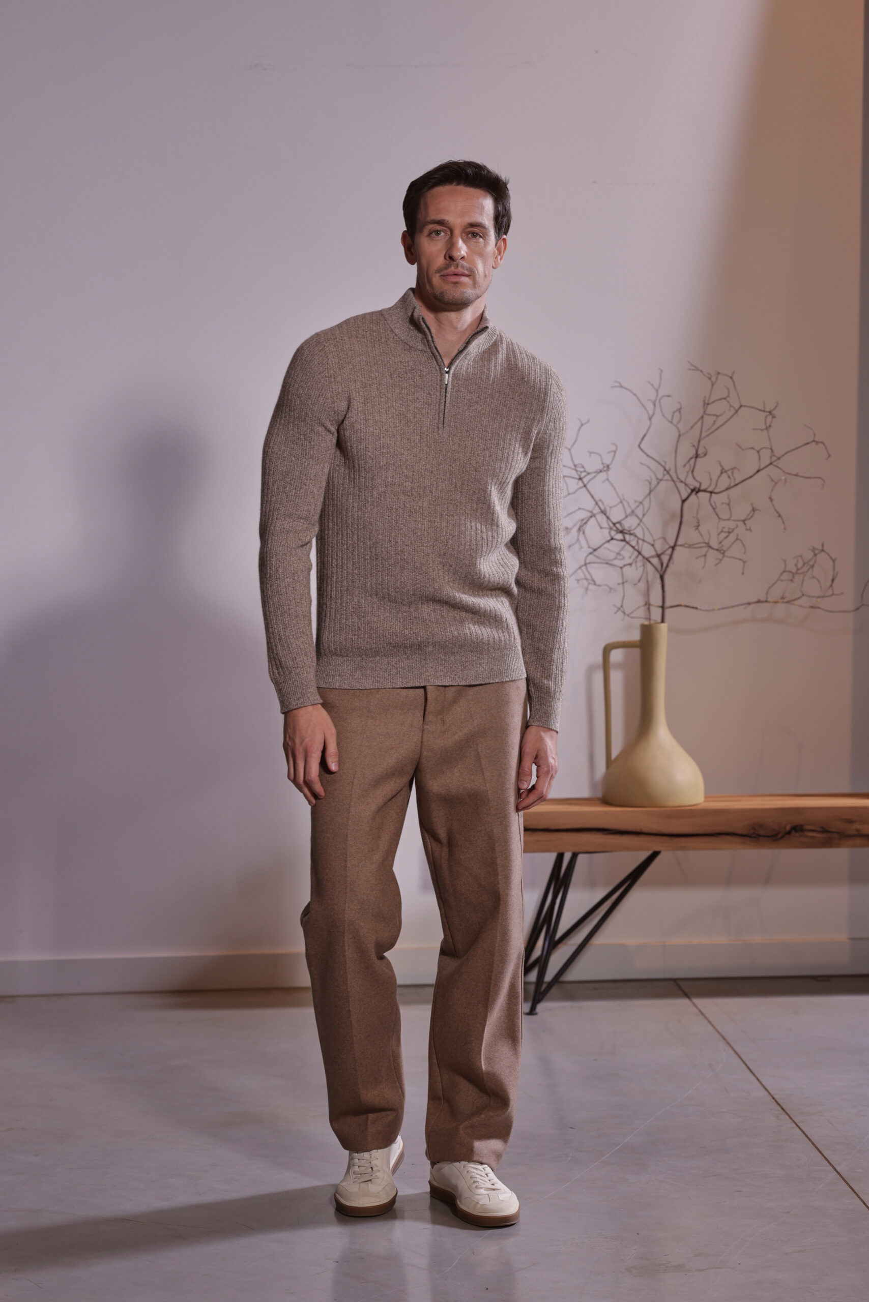 Luxuriöser Herren-Troyer aus Cashmere in hellem Braun -mit modernem Reißverschluss, erstklassigem Tragekomfort und zeitlosem Stil von Commander Finest Clothing 