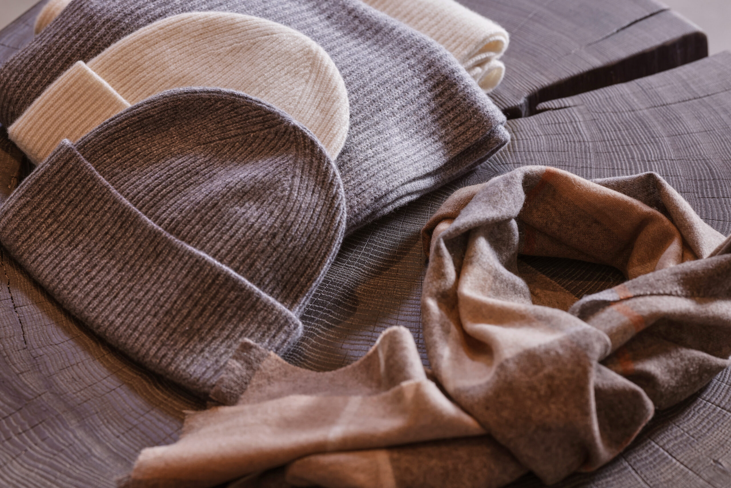 Edle Accessoires für den Winter: Kuschelige Mützen und Schals in harmonischen Naturtönen;  perfekt ergänzt von Commander Finest Clothing