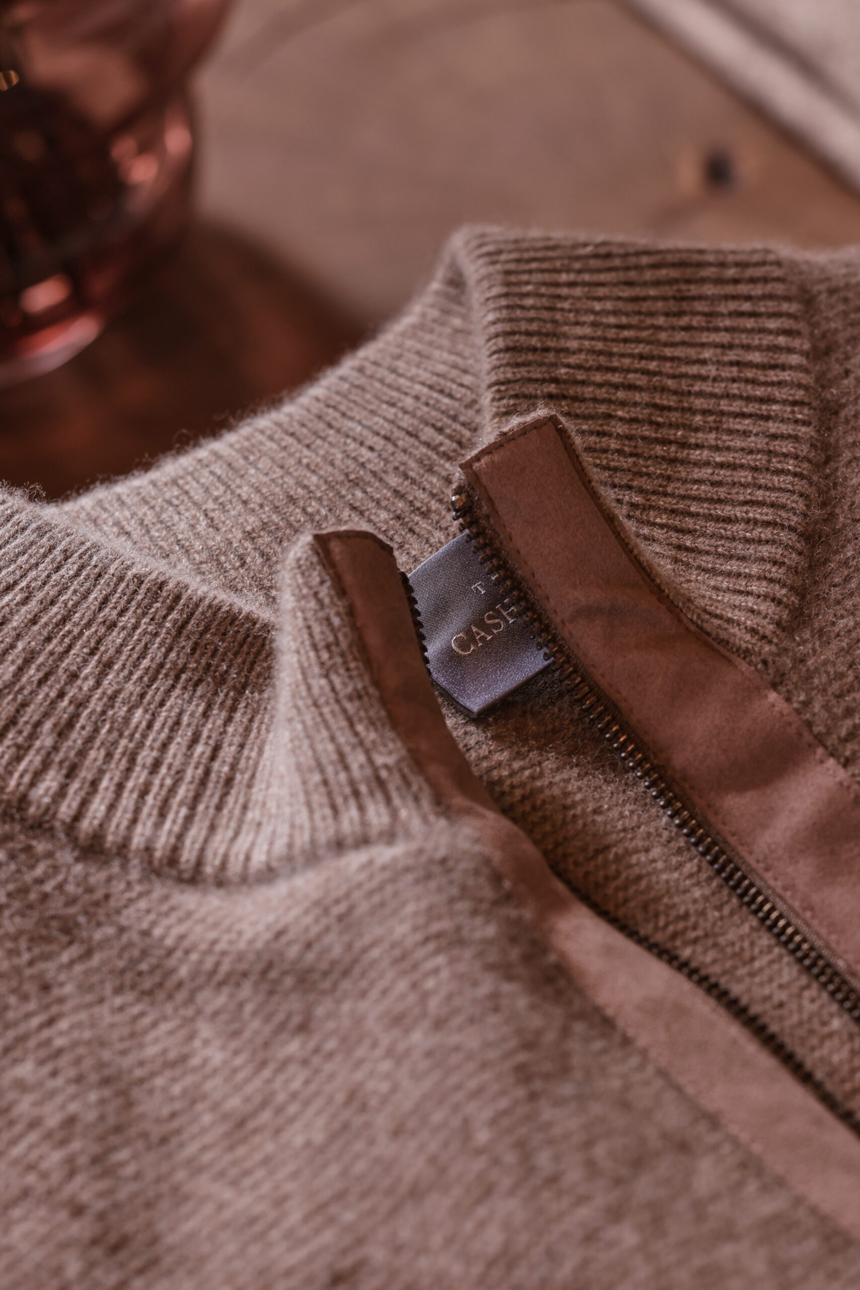 Detailaufnahme eines hochwertigen Cashmere-Oberteils: Edle Materialien, präzise Verarbeitung und feinste Qualität von Commander Finest Clothing
