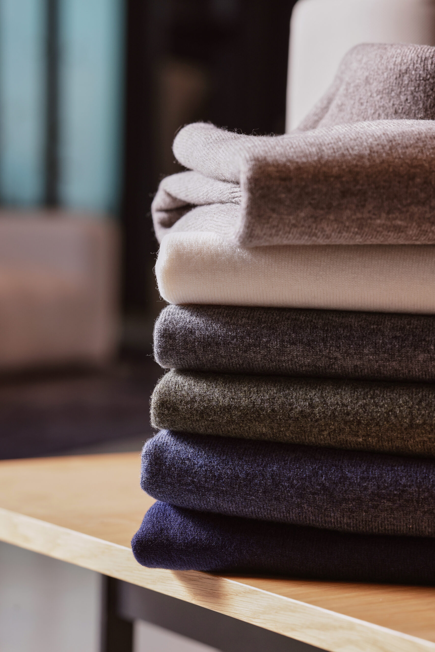 Gefaltete Merino-Cashmere-Pullover in verschiedenen warmen Herbst- und Winterfarben ; luxuriös weich, wärmend und stilvoll von Commander Finest Clothing