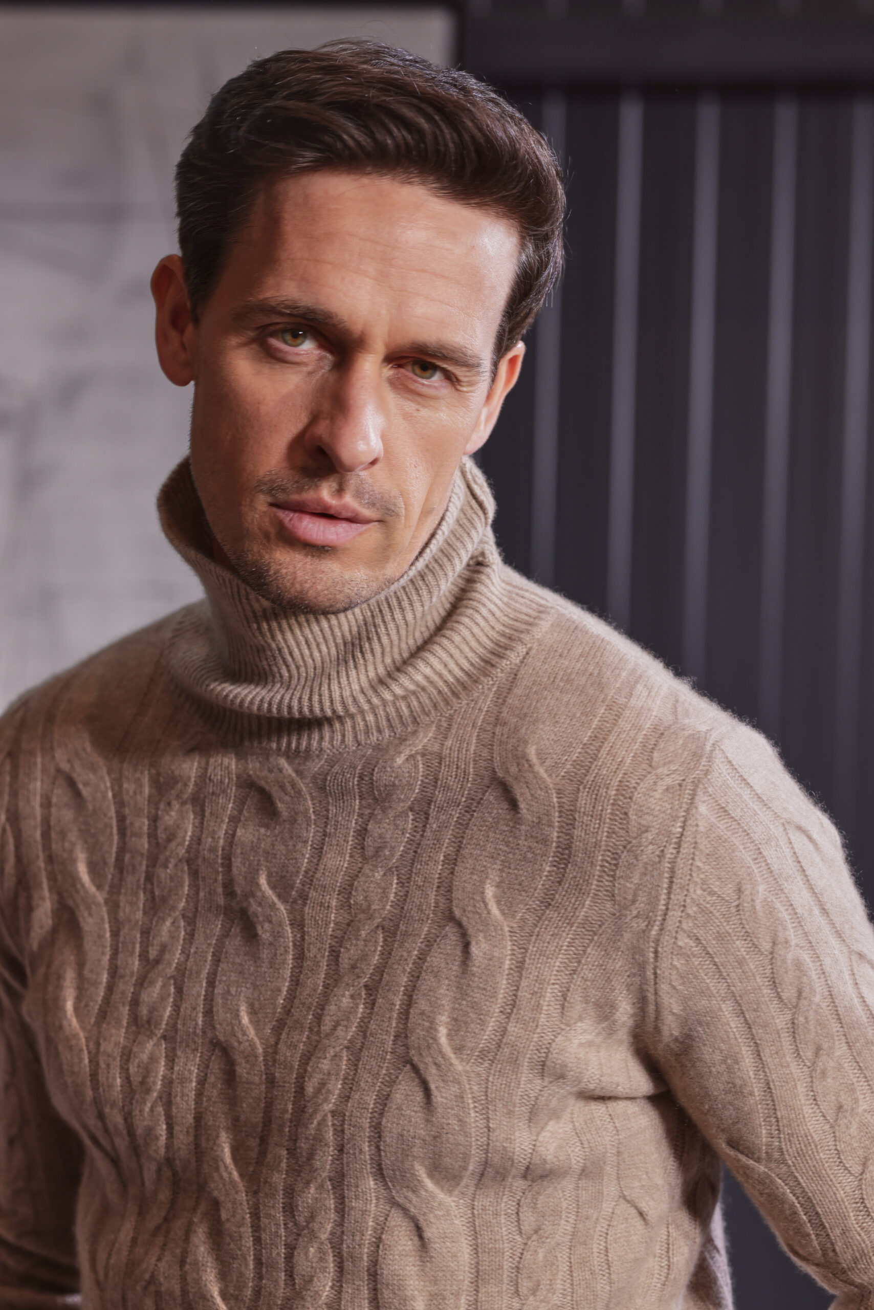 Hochwertiger Herren-Rollkragenpullover aus purem Cashmere in dezentem Beigeton; hochwertiges Zopfmuster – von Commander Finest Clothing