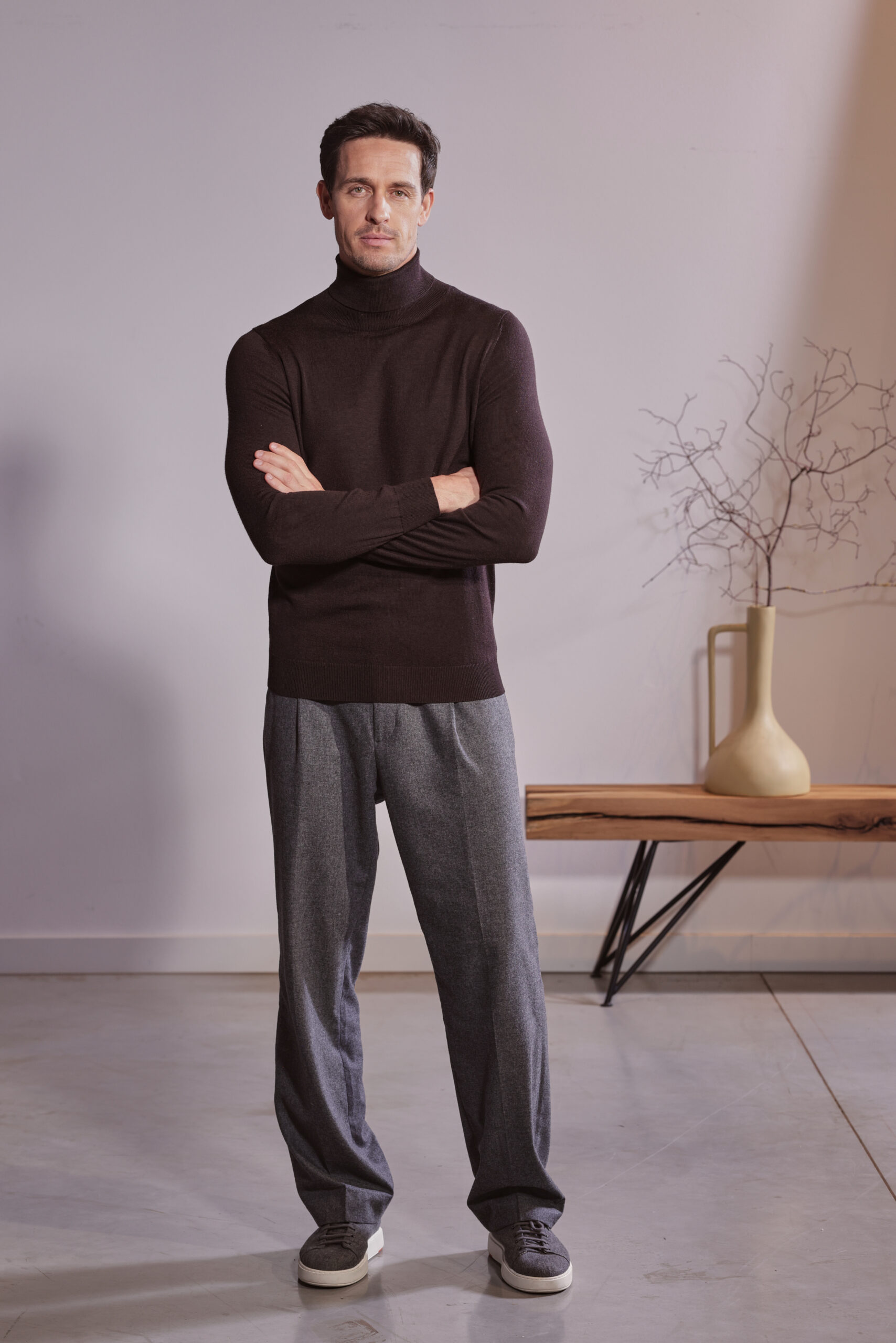 Hochwertiger Herren-Rollkragenpullover aus feinem Merino-Strick in dunklem Braun – zeitlos, elegant und von höchster Qualität für einen modernen Look von Commander Finest Clothing